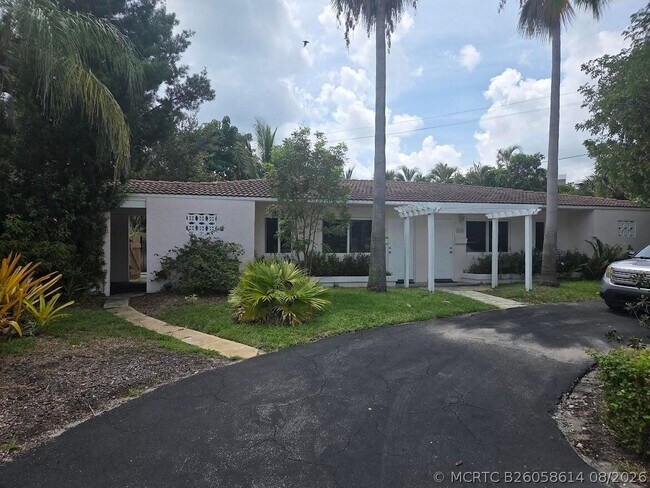 Building Photo - 1152 Bayview Dr