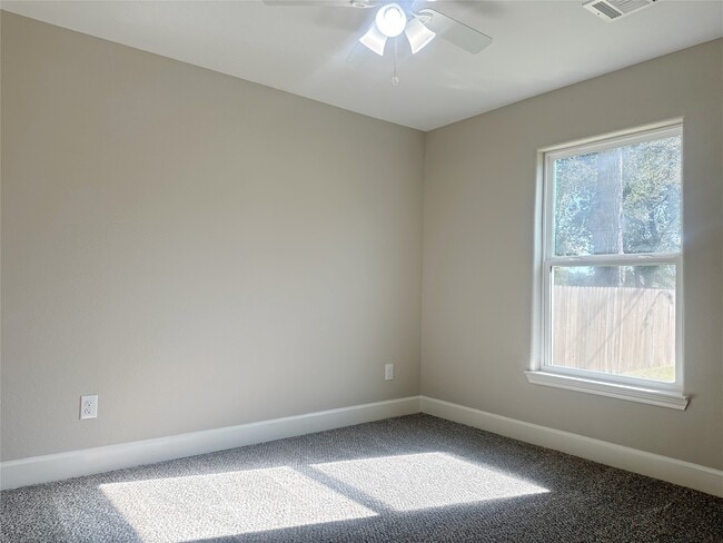 Building Photo - 415 7th Ave N