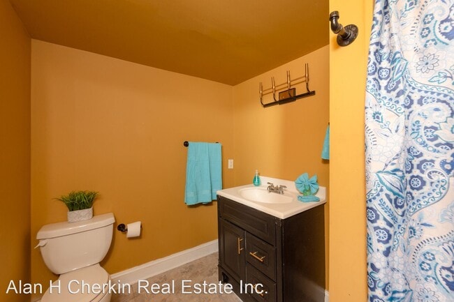 Building Photo - 3 br, 1 bath House - 4 East Miller Road