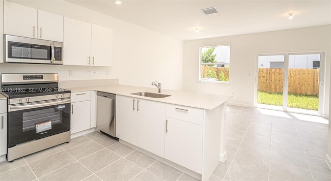 Building Photo - 2646 SE 27th Dr