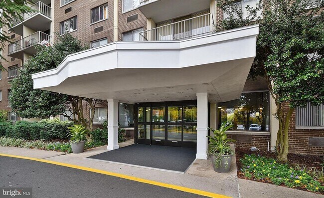 Building Photo - Commuter's dream, modern living