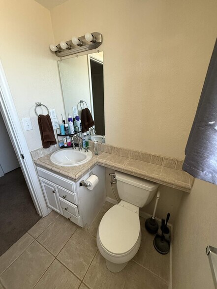 Building Photo - 409 Elsinore Dr
