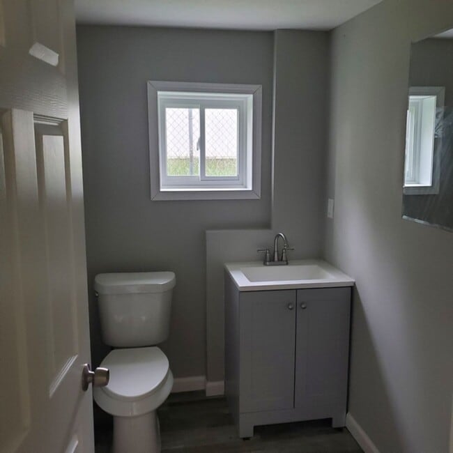 Building Photo - 6 Bdrm House For Rent