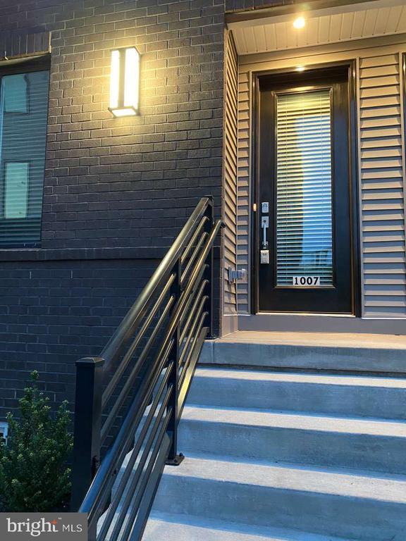 Building Photo - 1007 Morton Aly