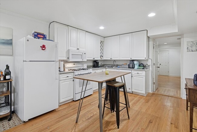 Building Photo - 1950 N Hudson Ave