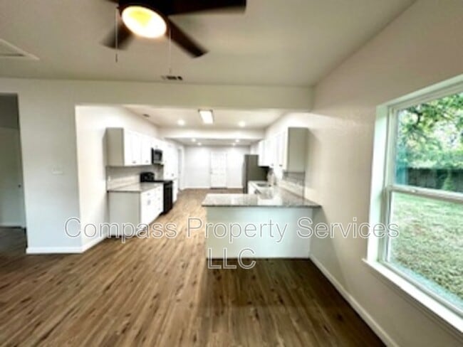 Building Photo - 300 N Oak Dr