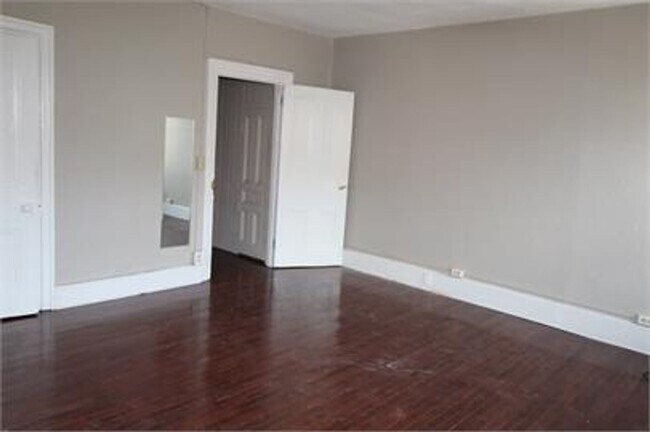 Building Photo - Beautiful Townhome on Quiet Street in the ...