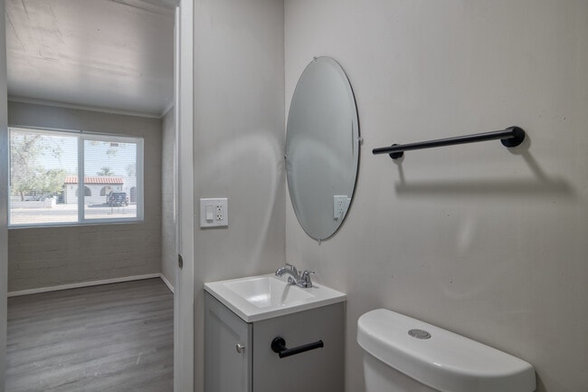 Building Photo - 1005 N Center Ave