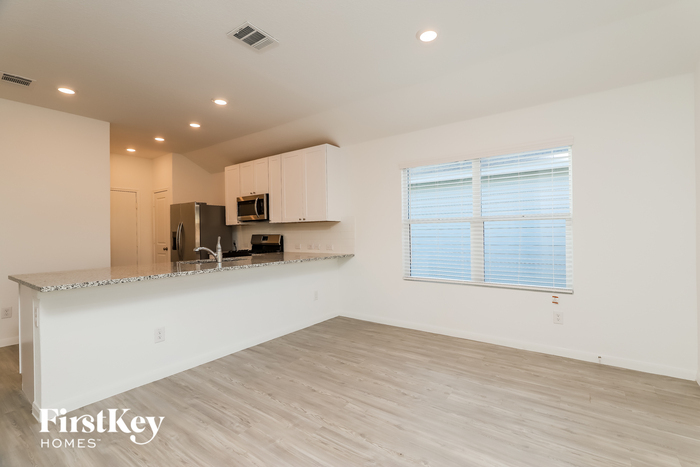 Building Photo - 10710 Vinateros Dr