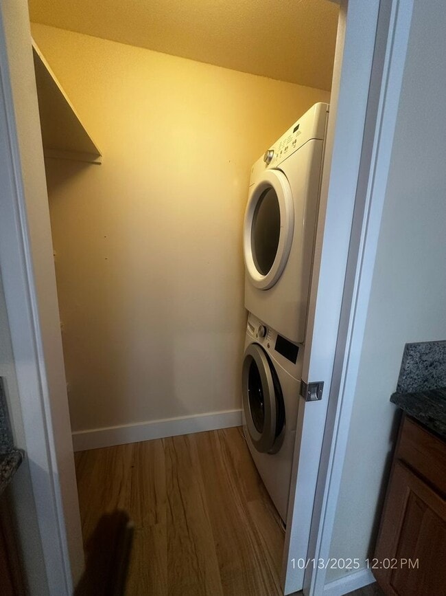 Building Photo - 2 Bedroom Condo