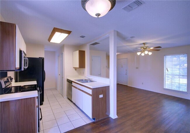 Building Photo - 1015 E Yager Ln