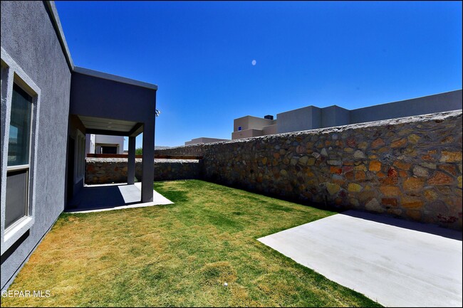 Building Photo - 13868 Paseo Perlas Dr