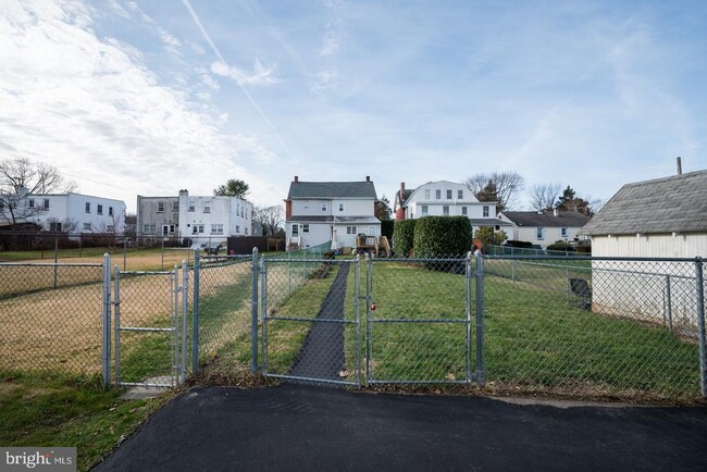 Building Photo - 739 S Matlack St