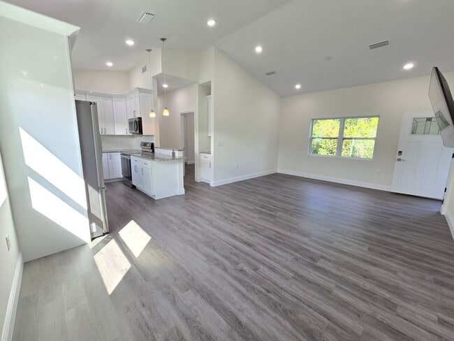 Building Photo - Charming 3-Bedroom, 2-Bath Home in Sarasota ~ Near Legacy Trail