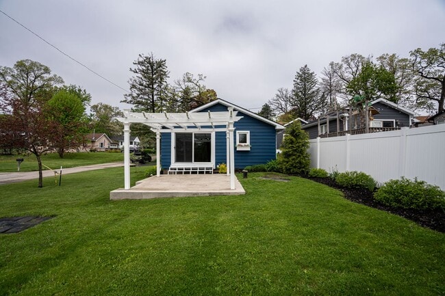 Building Photo - Beautiful 2 Bedroom Single Family on Paddock Lake