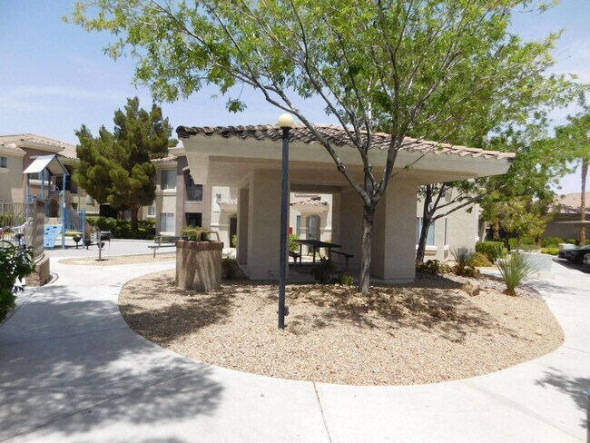 Building Photo - GORGEOUS FULLY FURNISHED 2 BEDROOM UNIT*GA...