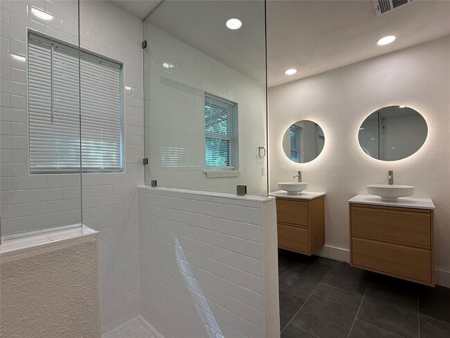 Building Photo - 6712 Bryn Mawr Dr