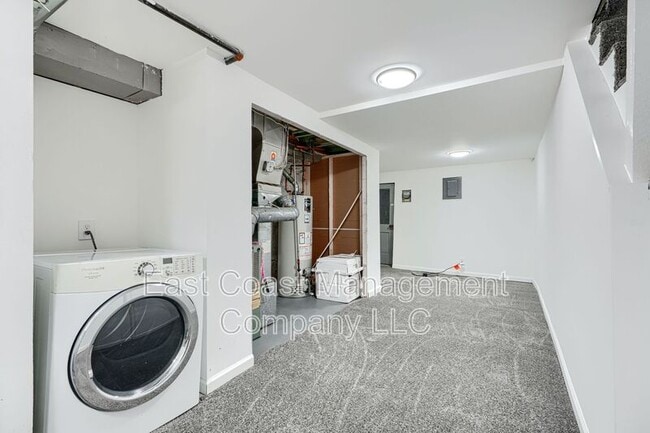 Building Photo - 3028 Kenyon Ave