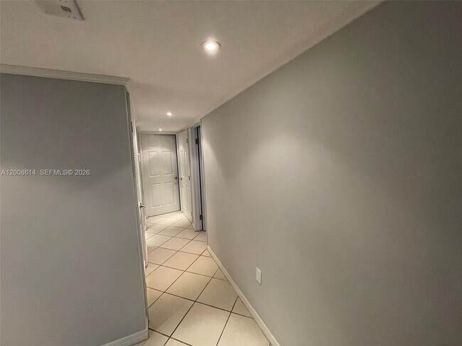 Building Photo - 600 NE 36th St