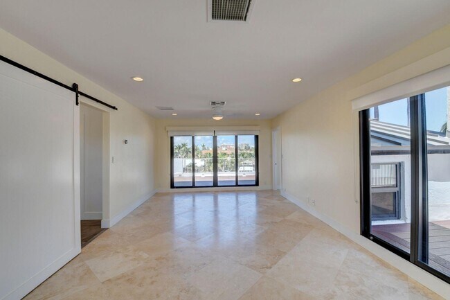 Building Photo - 1121 Bel Air Dr