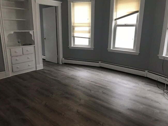 Building Photo - 146 Spencer St