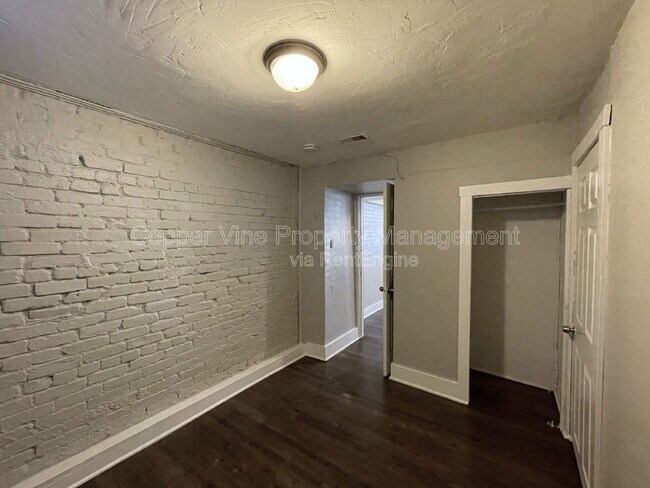 Building Photo - 146 Logan St