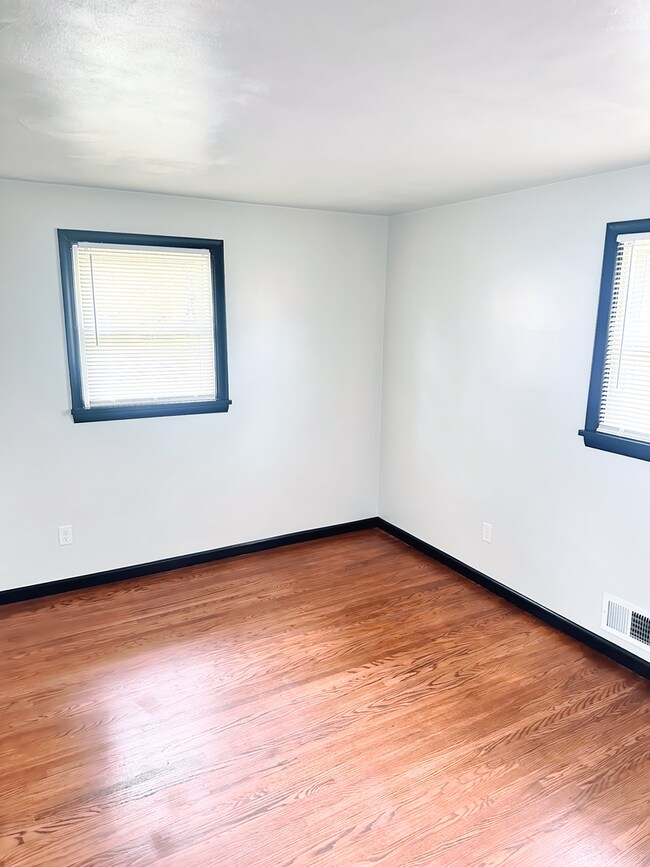 Building Photo - 115 Burben Way