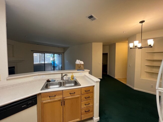 Building Photo - Very nice 2 bedroom 2 bathroom condo at Mountain Gate II.