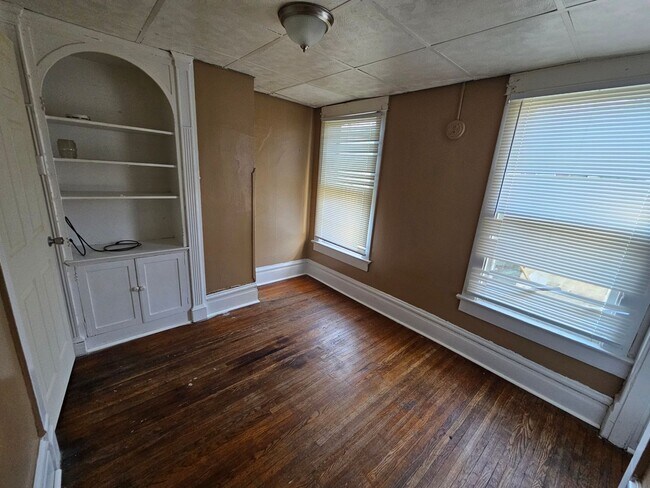 Building Photo - 706 Spring St