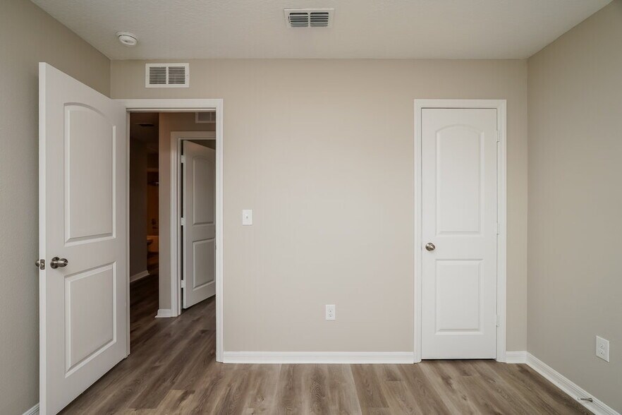 Building Photo - 333 Elderberry Ct