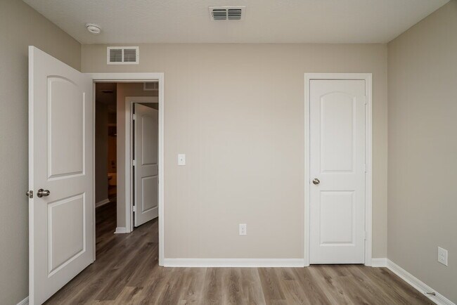 Building Photo - 333 Elderberry Ct