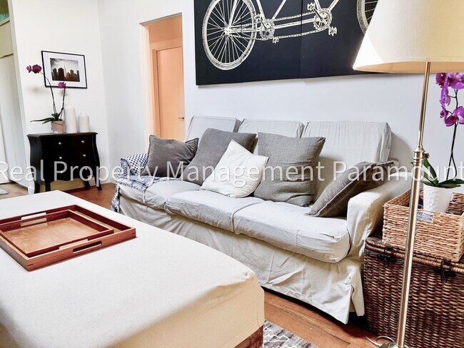Building Photo - Furnished Brentwood Hills Retreat with Tim...
