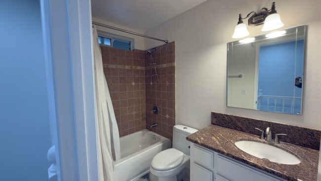 Building Photo - 4 Bedroom | 2.5 Bathroom | Single Family Home in Rosemont Available Now