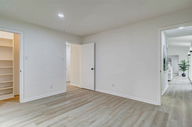 Building Photo - 10303 Chevy Chase Dr