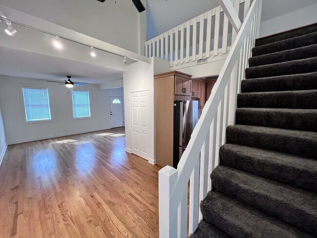 Building Photo - 2306 N Hoyne Ave