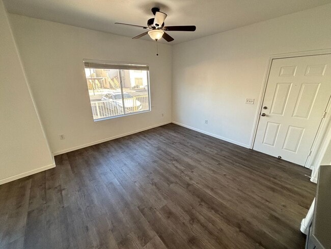 Building Photo - Modern 2bed/1.5bath  Condo nestled in a great area!