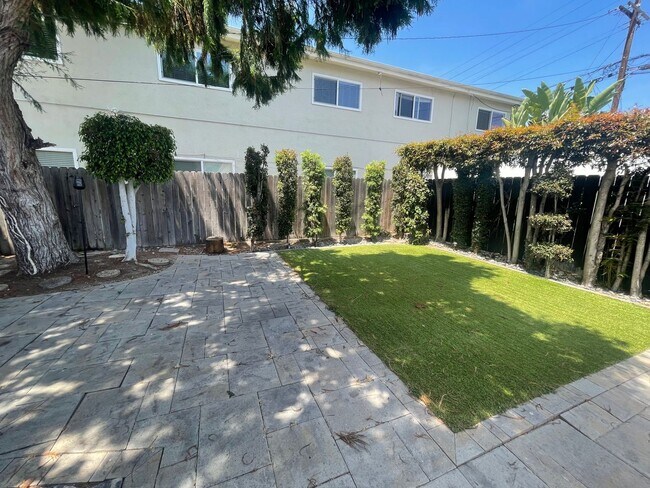 Building Photo - Beautiful 2 Bedroom Home with Large Yard