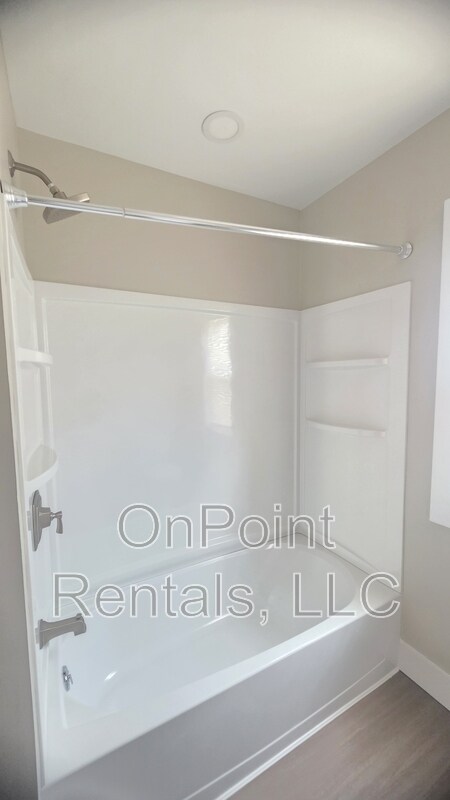 Building Photo - 14526 Russell Ave