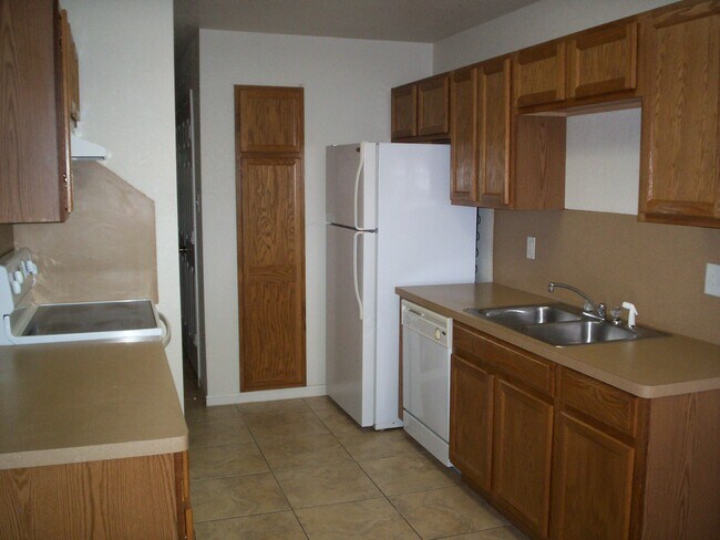 Building Photo - 2203 Botanical Dr