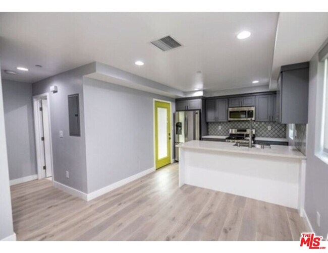 Building Photo - 1118 Heliotrope Dr