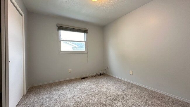 Building Photo - 501-503 S Village Court