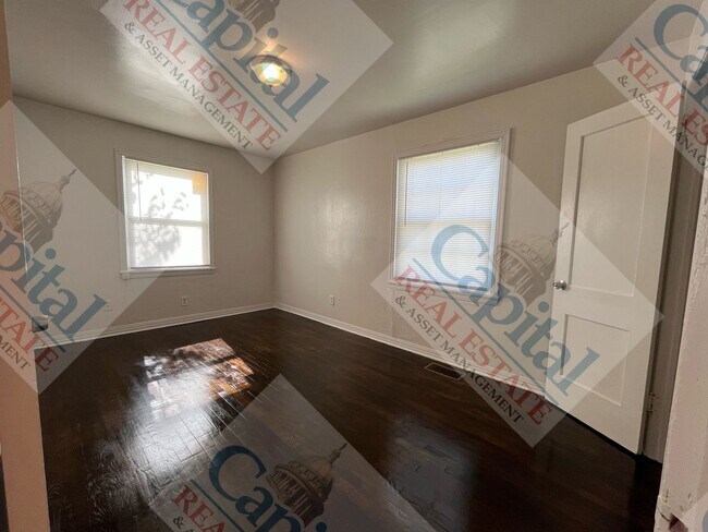 Building Photo - Cute 2 Bedroom with Detached Garage