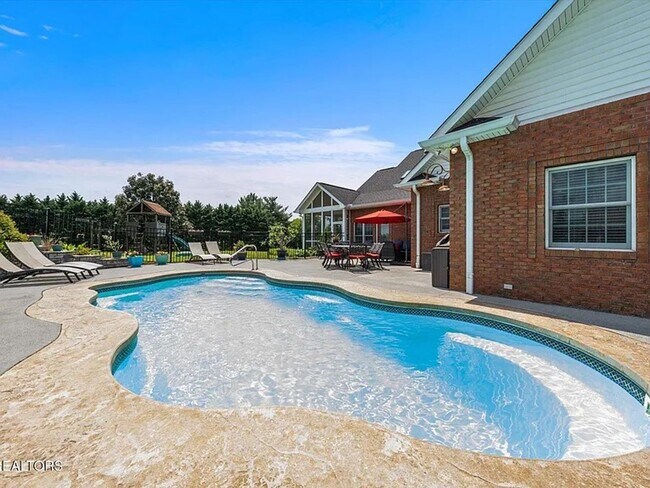 Building Photo - Luxury & Convenience!!