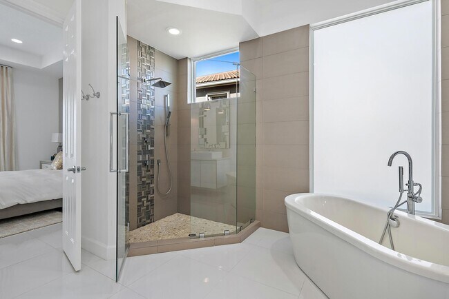 Building Photo - 8988 Lakes Blvd