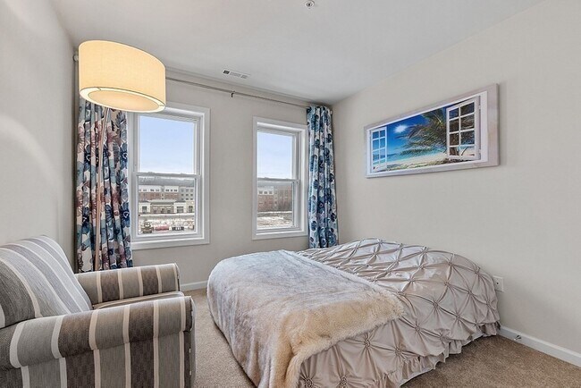 Building Photo - 120 University Ave