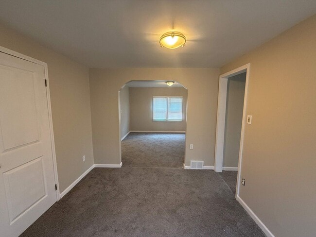 Building Photo - Renovated 3-Bedroom Home – We Welcome Sect...