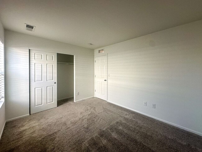 Building Photo - East Facing 3bd 2.5ba paired home in Sende...