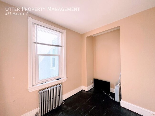 Building Photo - 437 Markle St