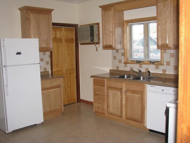 Building Photo - 384 Medford St