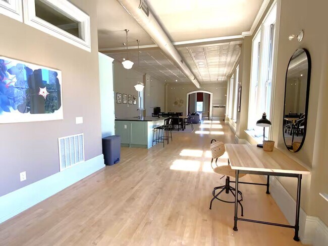 Building Photo - 2000 Sq./Ft. Upper Floor Unit in Heart of Downtown MKE